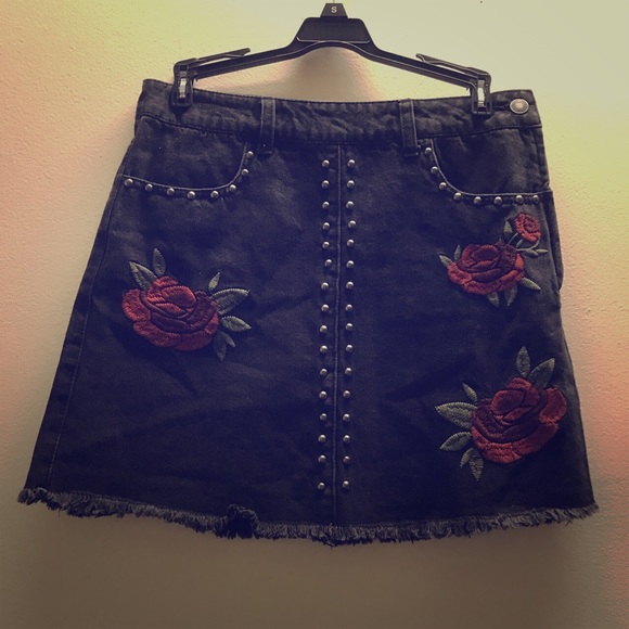 Black denim skirt with floral patterns - Picture 1 of 1